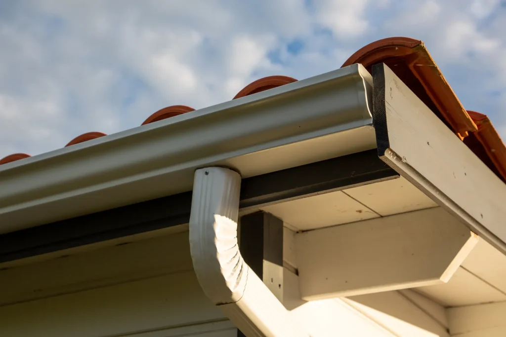 clean-aluminium-gutters