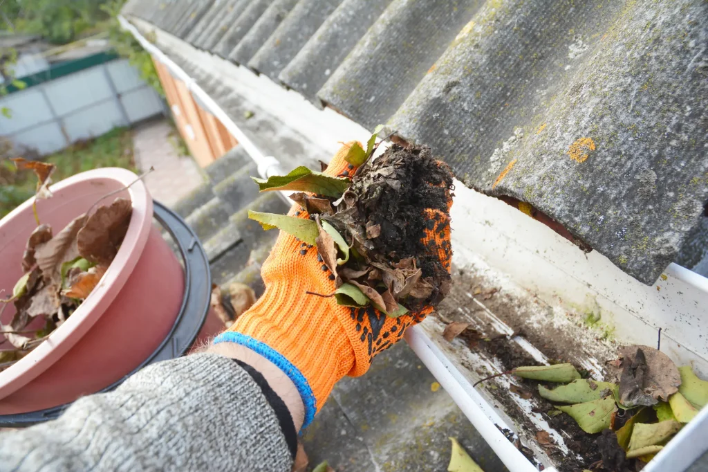 cleaning-white-pvc-gutters